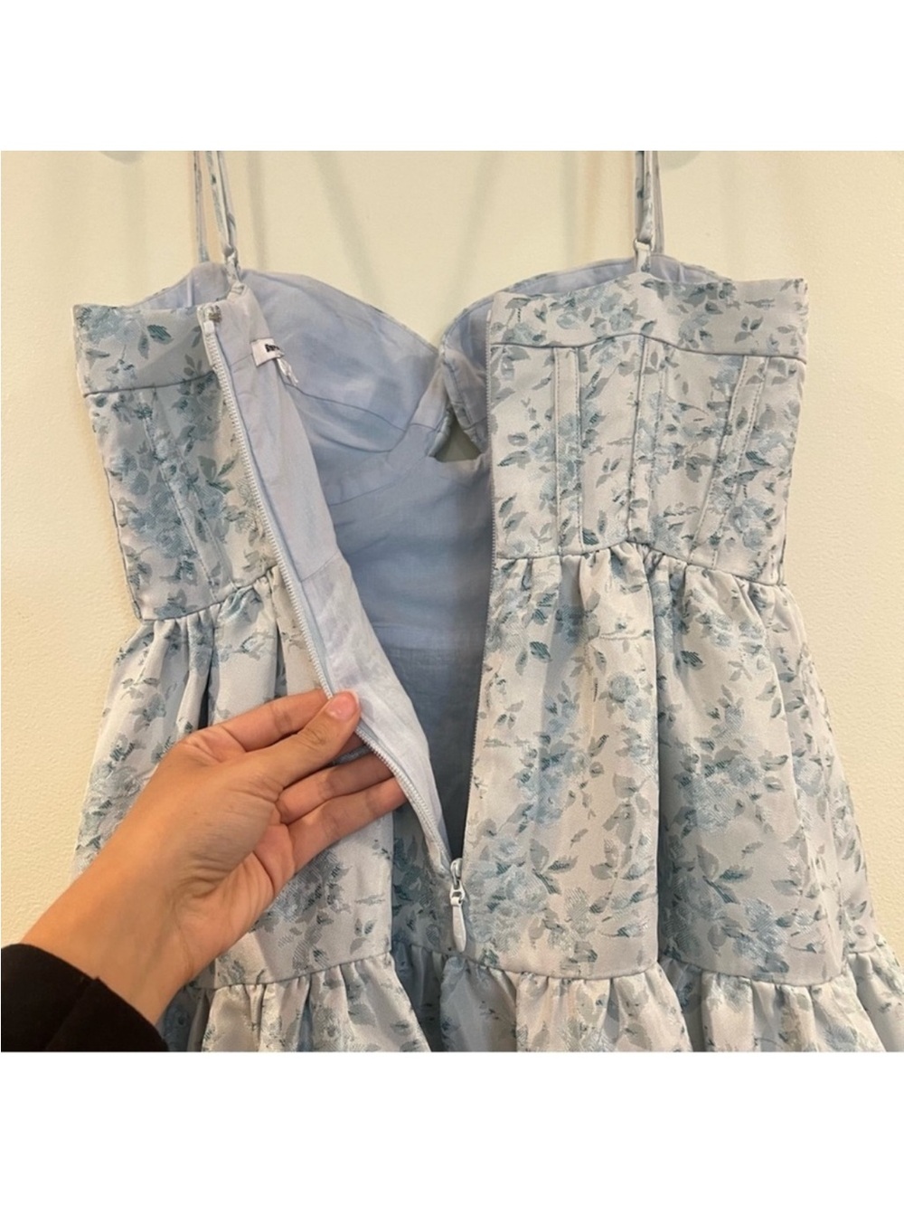 Maison Amory The Windsor Blue Floral Sweetheart Neckline Gown in Morning Dew L - Picture 10 of 10
